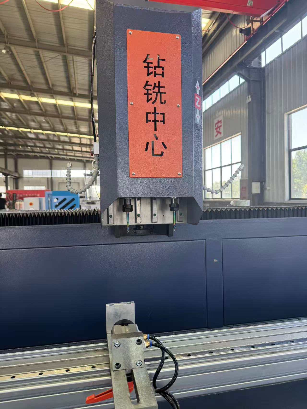 4-မီတာ CNC တူးဖော်ခြင်းနှင့် ကြိတ်ခွဲခြင်းစင်တာ