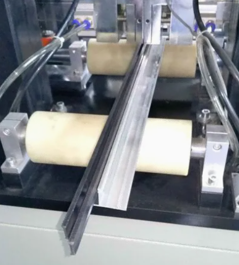 Dual-Motor အလူမီနီယမ်ပရိုဖိုင် အပူချိုးထည့်ခြင်းစက်