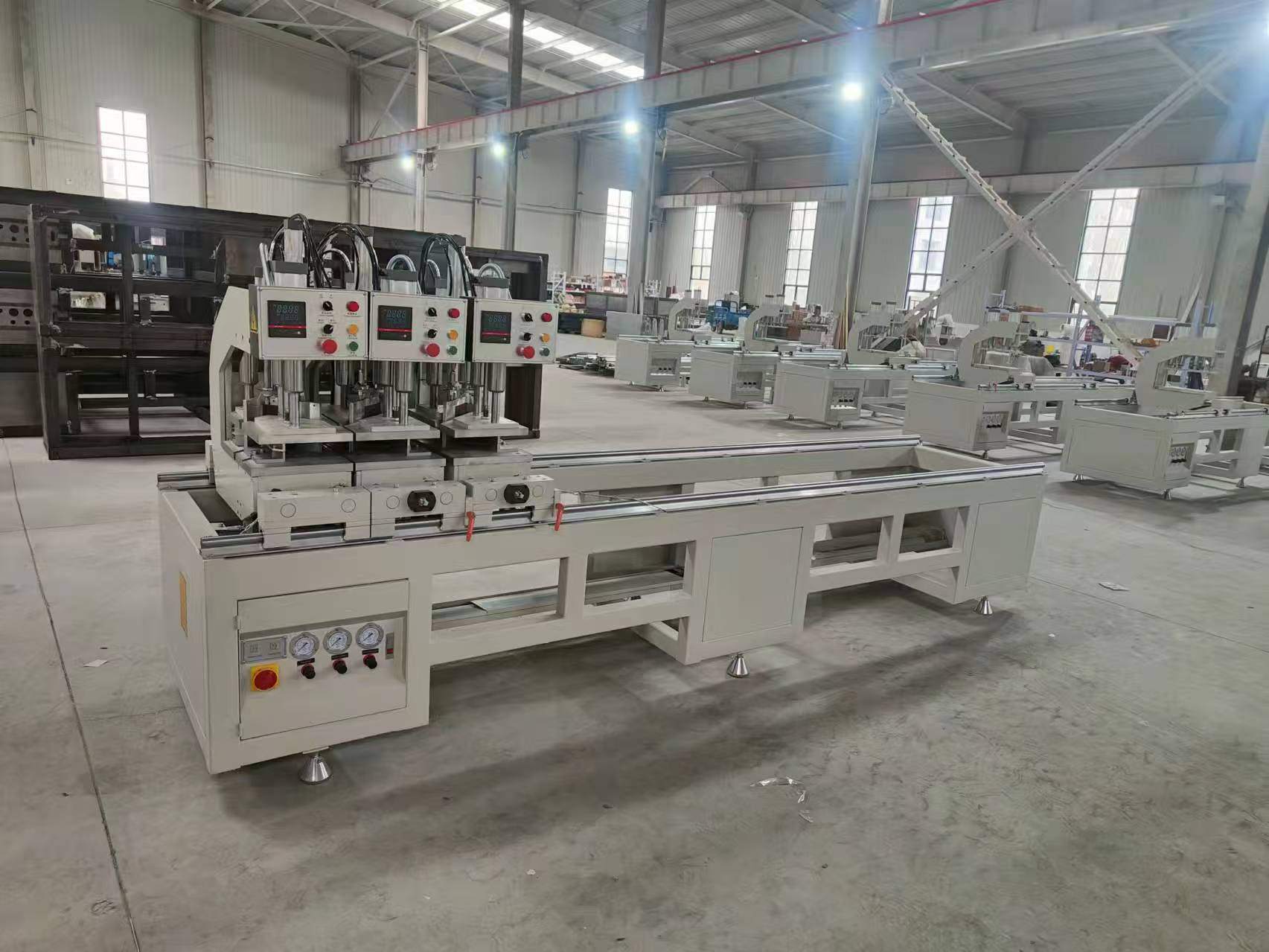 PVC ပြတင်းပေါက်နှင့်တံခါးအတွက် ဦးခေါင်းသုံးလုံး UPVC ချောမွေ့စွာဂဟေဆော်စက်